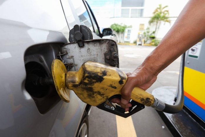 petrobras reduz preco de gasolina em r 025 por litro