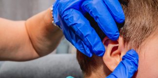 Casos de otite aumentam no verão e exigem atenção redobrada com as crianças Ear,Pain,In,A,Child.,Health,And,Pharmaceutical,Concept,,Child