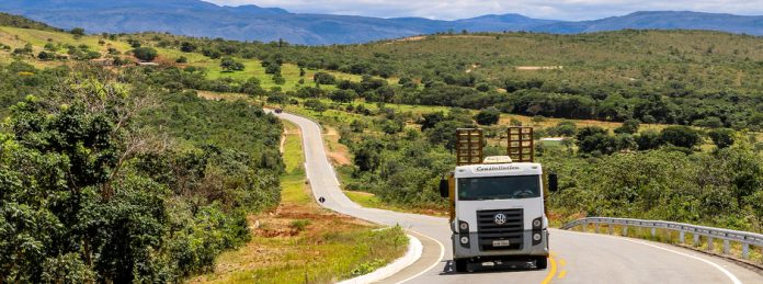 caminhão veículo de carga pesado estrada rodovia circulação pista asfalto trânsito cred Mário Chrispim