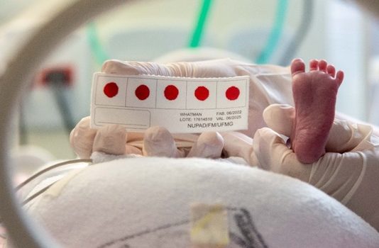 Minas Gerais é o primeiro estado do país a rastrear gratuitamente 64 doenças no Teste do Pezinho PEZINHO