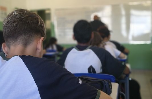 Governo de Minas lança programa de jovem aprendiz com carteira assinada para estudantes da rede pública estadual estudantes